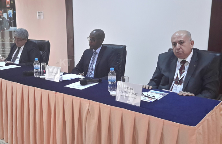 Umuyobozi wa Turkish Airlines mu Rwanda, Omer Faruk Korkmaz hamwe n'uwa PSF, Stephen Ruzibiza bahererekanya amasezerano bagiranye
