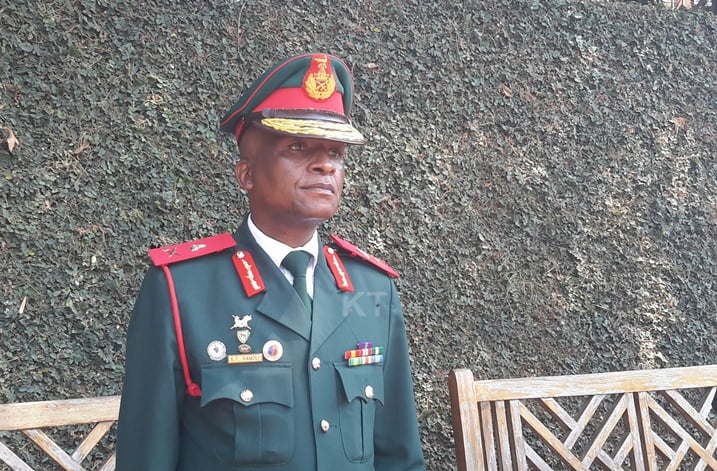 Umugaba Mukuru w'Ingabo za Lesotho, Lt Gen Kennedy Tlali Kamoli ku rwibutso rwa Jenoside ku Gisozi.