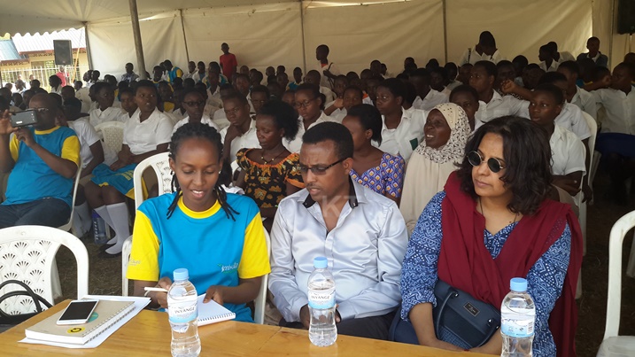 Abakozi ba Imbuto Foundation n'abagize Umuryango The David Lucile Packard Foundation, bagiye i Mageragere kuburira urubyiruko ku bubi bwa SIDA n'inda z'imburagihe.