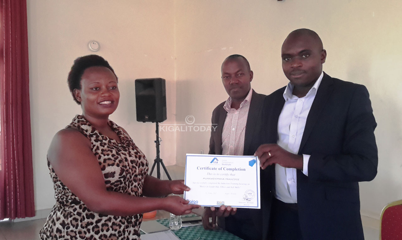 Visi Mayor wa Nyarugenge yatanze impamyabumenyi ku banyamabanga nshingwabikorwa bahuguwe n'Ishuri ry'imiyoborere LGI.