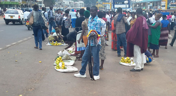 Bamwe bamaze kuva mu masoko bashyizwemo, ubu bari ku mihanda.