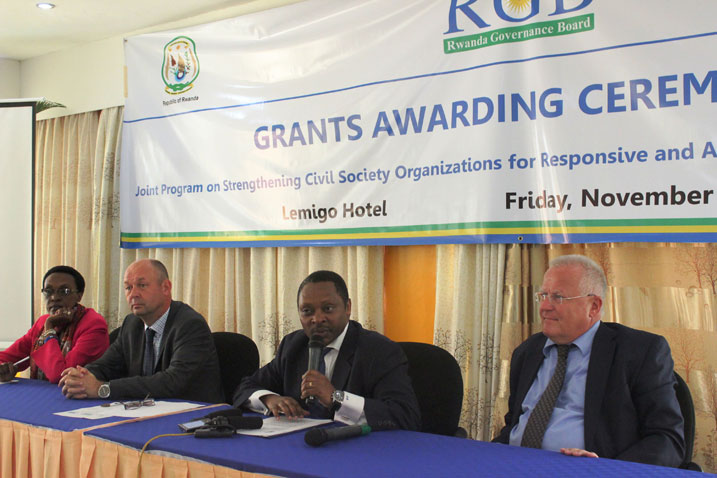 Ambasaderi w'u Budage mu Rwanda, Umuyobozi wa RGB, uwa UNDP-Rwanda n'uwa Transparency-Rwanda mu gikorwa cyo gutanga inkunga ku miryango itari iya Leta.