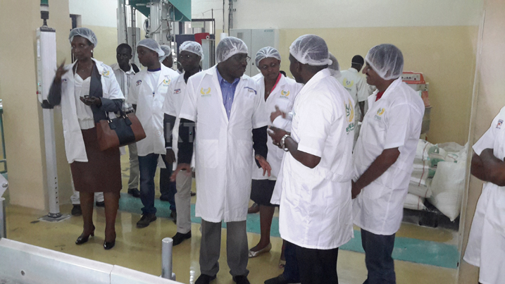 Mbere yo gushyikirizwa sheki, Min Gatete na Min Dr Mukeshimana babanje gutambagizwa uruganda rwa AZAM