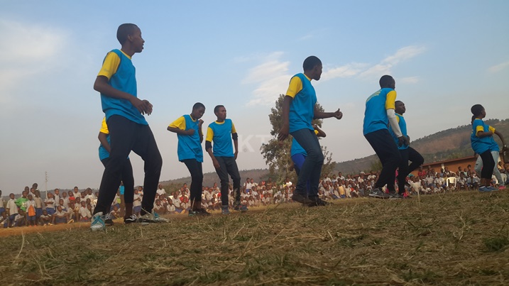 Imyidagaduro mu byo urubyiruko ngo rushobora guhugiraho nyuma y'amasomo n'indi mirimo, bakigishanya ku bubi bwa SIDA n'inda zidateganijwe.