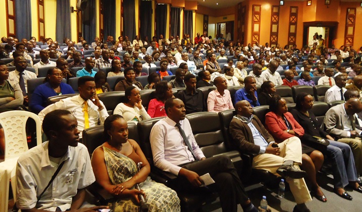 Abitabiriye uyu muhango wo kwibuka bahawe ibiganiro bitandukanye biganisha ku mateka ya Jenoside.