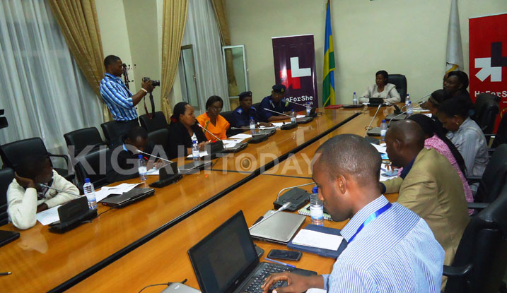 Ministri w'uburinganire n'iterambere ry'Umuryango, Oda Gasinzigwa, hamwe na Ministiri ushinzwe ikoranabuhanga, Umuyobozi wa UN Women mu Rwanda, abashinzwe kurwanya GBV muri Polisi y'igihugu(ku rundi ruhande).