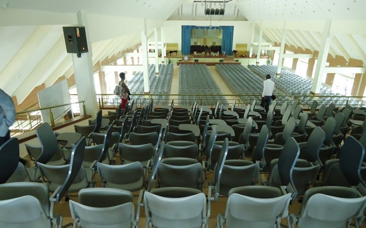 Mu cyumba mberabyombi cya Kaminuza ya AUCA.