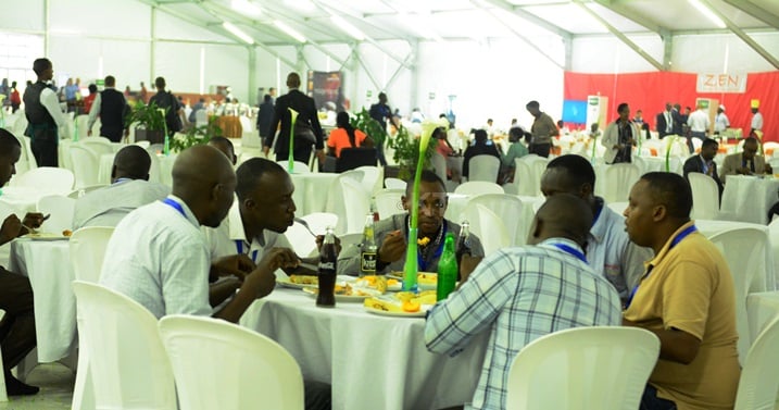 Abitabiriye inama banyuzamo bakajya kugura ibyo kurya ahabugenewe.
