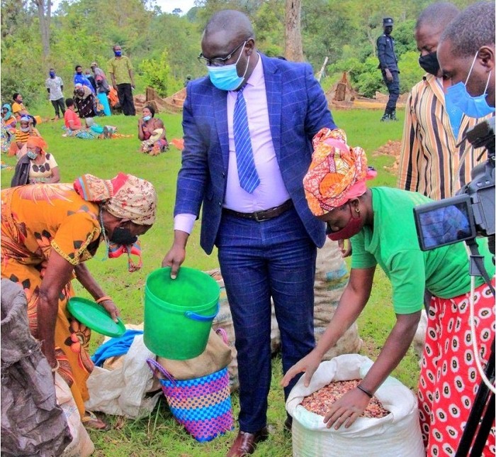 Umuyobozi w'Akarere ka Rusizi aha abaturage ba Nkombo ibiribwa