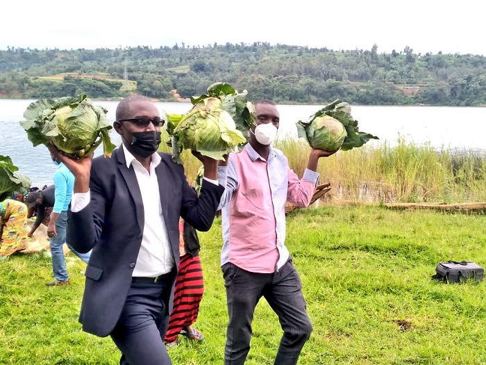 Umuyobozi w'Akarere ka Rubavu n'umunyamabanga Nshingwabikorwa w'Umurenge wa Bugeshi ubwo bari bageze ku Nkombo