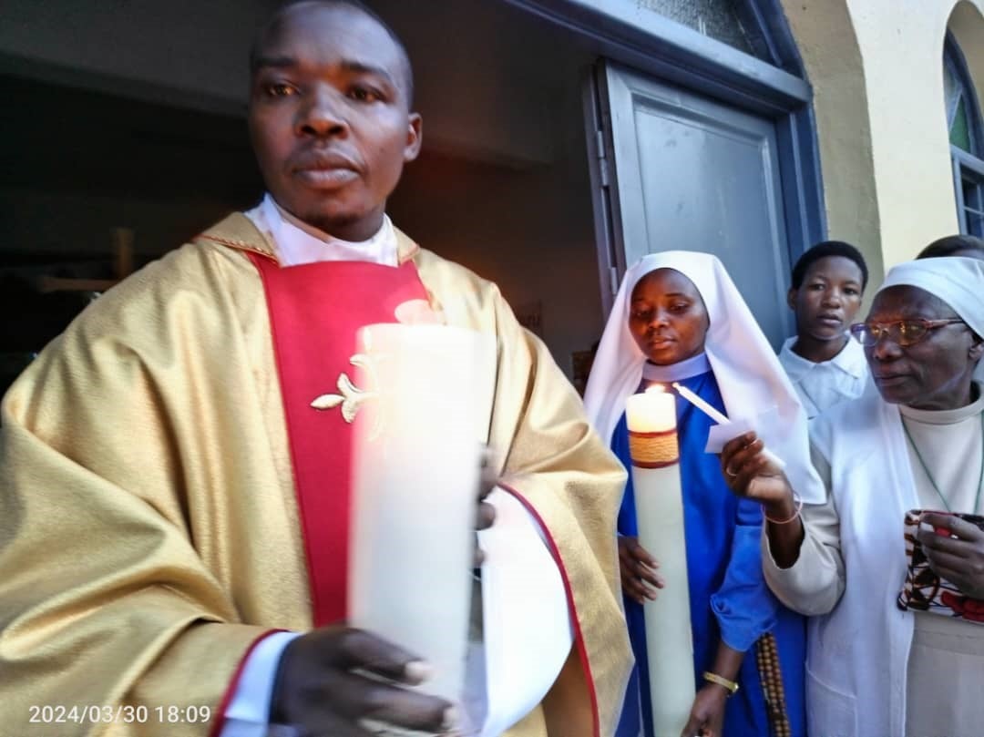 Iryo tara ni ryo abakirisitu bafatiraho, uko binjira mu Kiliziya umusaserudoti akanyuzamo akavuga ngo "Urumuri rwa Kristu"