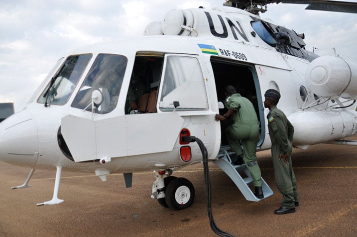 Abasirikare b'u Rwanda binjira mu ndege yoherejwe mu butumwa bw'amahoro muri Sudani y'Epfo.
