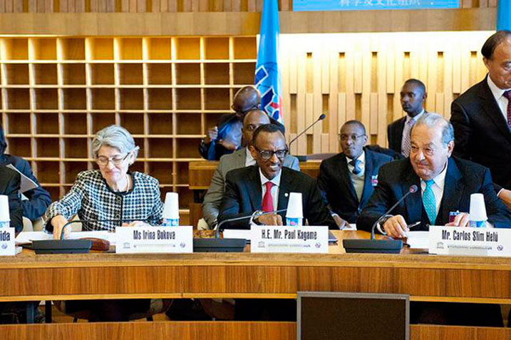 Imirimo y'inama irakomeje, perezida Kagame (hagati), Irinia Bokova (ibumoso) na Carlos Slim (iburyo) bafata ingamba zo guteza imbere kurushaho ikoranabuhanga./Foto: @RenatoFloresC.