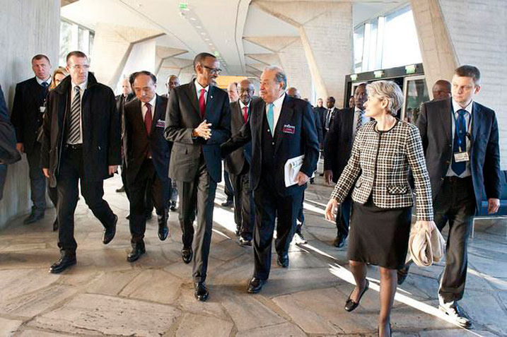 Aha perezida Kagame, carlos Slim na Irinia Bokova baragana ahabera inama./Foto: Fred Mwasa, Kigali Today