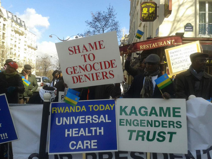 Abagiye gushyigikira perezida Kagame bamamazaga bimwe mu bikorwa yakoreye u Rwanda./Foto: @diasporafrique