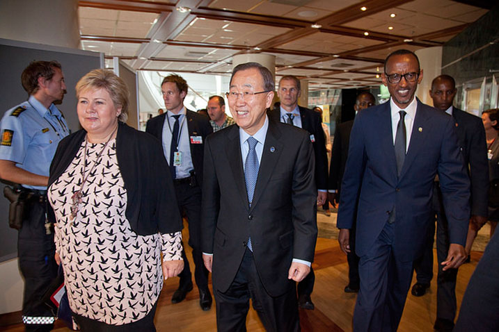 Perezida Kagame n'abandi batumirwa berekeza aho inama ibera.