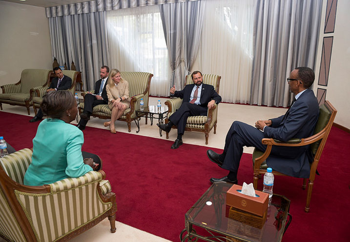 Perezida Kagame na Minisitiri w'Ububanyi n'Amahanga, Louise Mushikiwabo, baganira na Amb. Thomas Perriello.