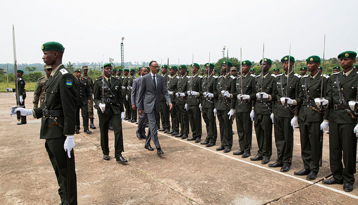 Perezida Kagame i Gako mu muhango wo kwambika amapeti abofisiye bato barangije amasomo yabo.
