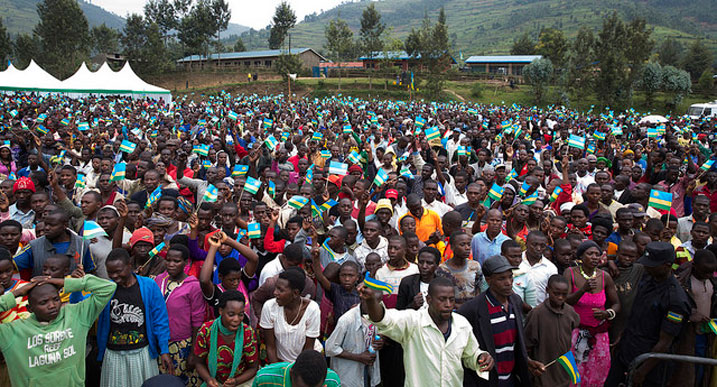 Abaturage bari baje ari benshi kwifatanya n'ingabo ndetse n'Ubuyobozi Bukuru bw'Igihugu mu muhango wo kwizihiza isabukuru ya 21 yo kwibohora.