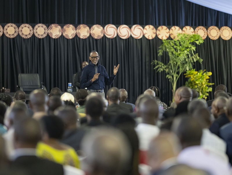 Perezida Kagame aganira n