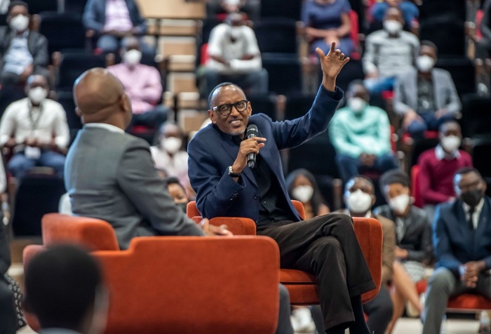 Perezida Kagame ubwo yaganiraga n