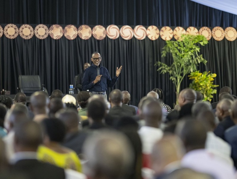 Perezida Kagame yagaragarije abikorera ingaruka zo gucamo ibice Abanyarwanda