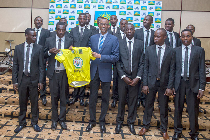 Perezida Kagame ubwo yakiraga ikipe y'igihugu y'umukino w'amagare mu mwaka wa 2014 