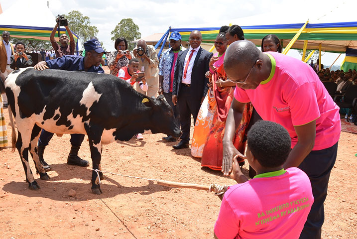 Minisitiri Murekezi aha inka umukobwa ufite ubumuga bw'ingingo urangije amashuri yisumbuye.
