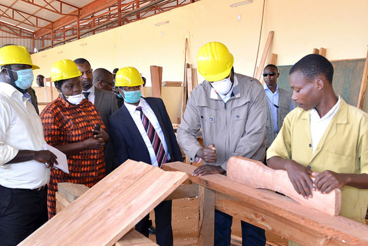 Minisitiri Murekezi yashimishijwe n'imirimo urubyiruko ruri gukorera mu gakiriro.