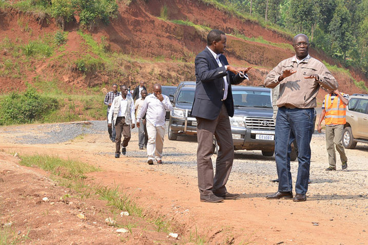 Minisitiri Murekezi yashimye uburyo umuhanda wa kaburimbo uri gukorwa.