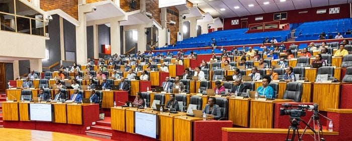 Minisitiri w'Intebe ageza ku mitwe yombi igize Inteko Ishinga Amategeko ibyakozwe na Guverinoma muri gahunda yo kuzahura ubukungu nyuma ya Covid-19