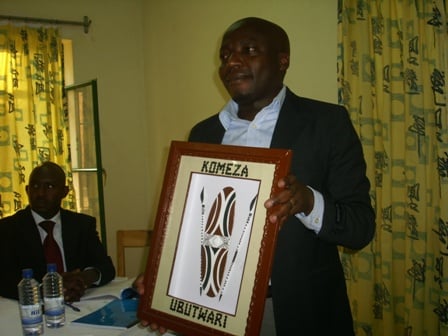 Dr Polepole Kikulu yagenewe impano yo kumushimira uko yayoboye ibitaro bya Nyanza.
