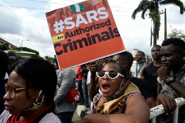 Abaturage bitwaje ibyapa bamagana polisi