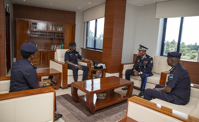 IGP Dan Munyuza yabanje kubakira mu biro bye