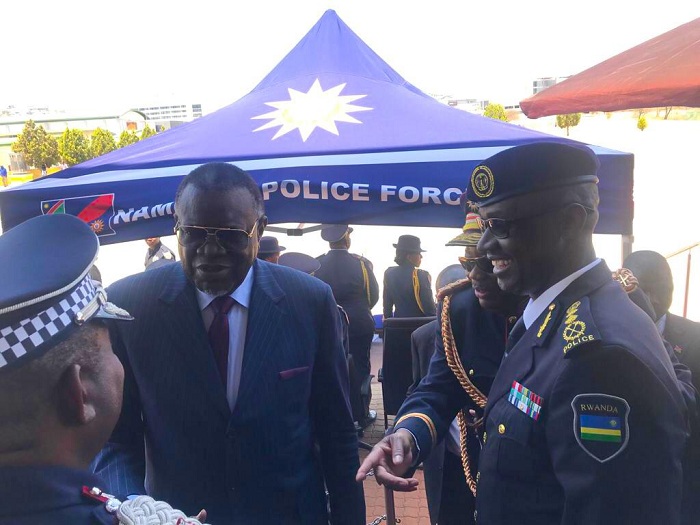 Umuyobozi wa Polisi ya Namibia Lt. Gen. Sebastian Ndeitunga yereka Perezida Dr Hage G. Geingob na IGP Dan Munyuza, ACP Shikongo Titus Shikongo wasoje amasomo y'abofisiye bakuru abera mu ishuri rikuru rya Polisi y'u Rwanda riherereye mu karere ka Musanze