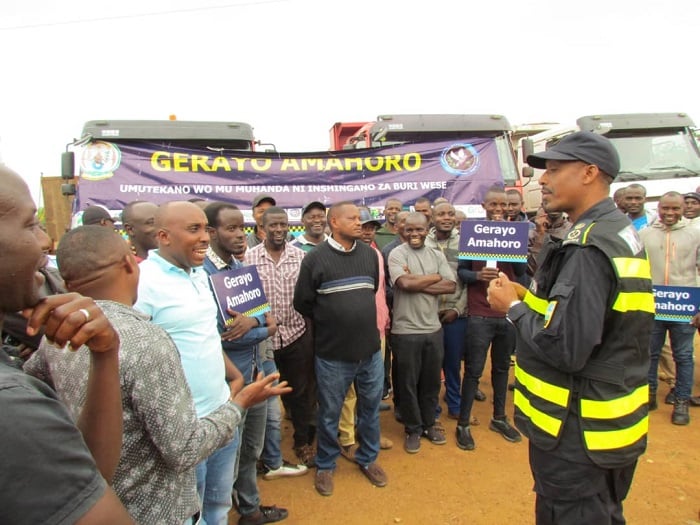 Umuyobozi wa Polisi mu Ntara y'Iburasirazuba, ACP Kanyamihigo, aganira n'abashoferi b'imodoka nini 