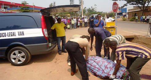 Umurambo wa Nyakwigendera ushyirwa mu modoka ya Polisi.