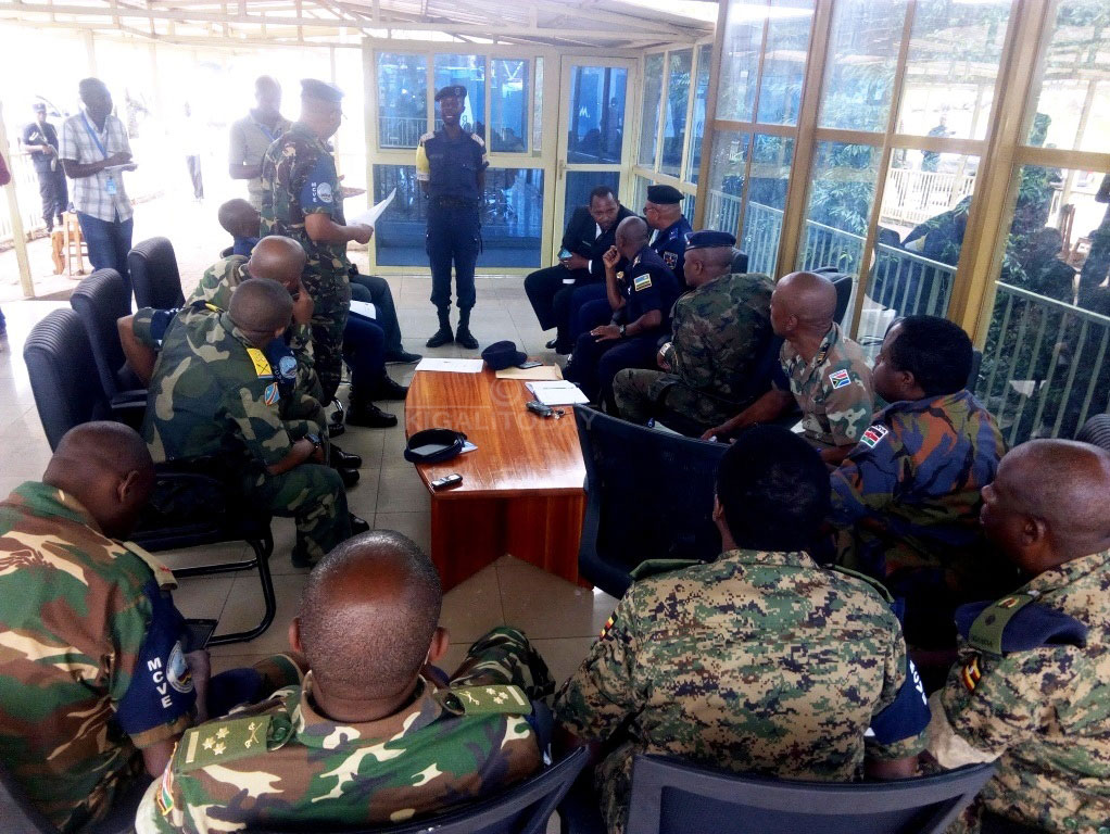 Uwo mupolisi wa Congo ubwo yashyikirizwaga itsinda rya EJVM