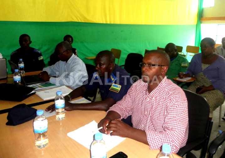Polisi ikorera mu Ntara y'Amajyepfo hamwe n'ubuyobozi bw'Akarere ka Muhanga basuzumiye hamwe aho bageze bubahiriza amasezerano y'ubufatanye.