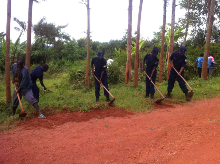Polisi n'ingabo nabo bifatanyije n'abaturage muri icyo gikorwa.