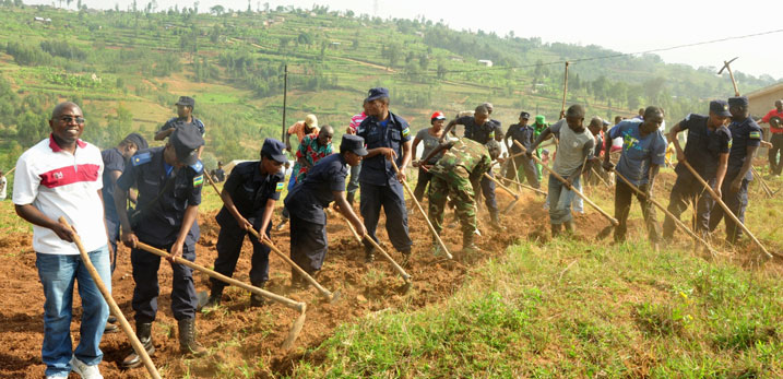 Polisi y'igihugu n'abaturage mu gikorwa cy'umuganda mu karere ka Nyanza.