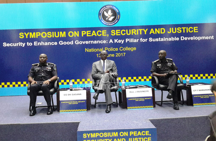 Minisitiri Busingye Johnston hagati y'Umuyobozi Mukuru wa Polisi y'u Rwanda IGP Gasana n'Umuyobozi w'ishuri rikuru rya Polisi CP Namuhoranye