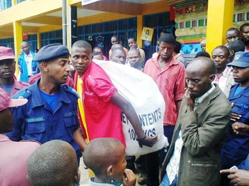 Umuyobozi wa Polisi mu karere ka Karongi, Supt. Ruhorahoza Gilbert, n'umuyobozi w'umurenge wa Bwishyura, Niyonsaba Cyriaque, nyuma yo kuvana amashashi mu isoko rya Kibuye.