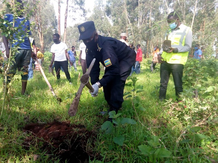Bamwe mu bayobozi ba Polisi mu muganda