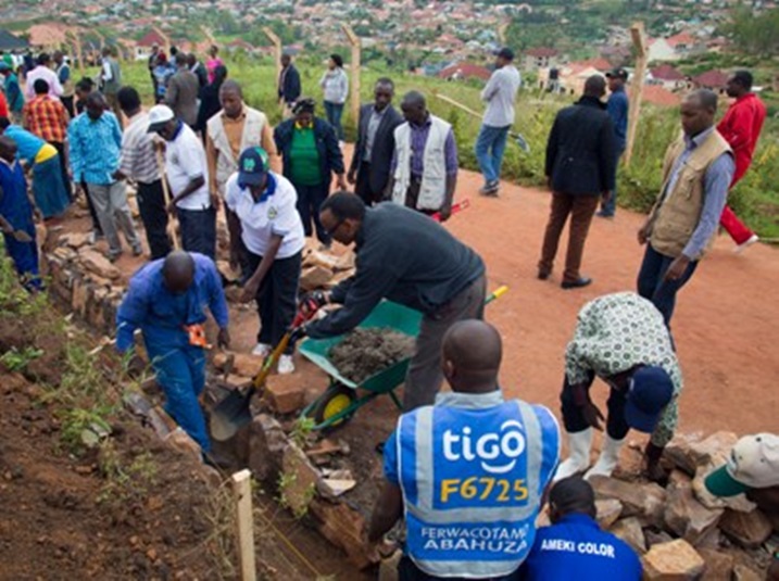 Perezida Kagame yakoranye umuganda n'abaturage bo mu mudugudu wa Nyirabwana mu rwego rwo kubashyigikira ku gikorwa bakoze cyo kwiyubakira umuhanda wa kaburimbo.