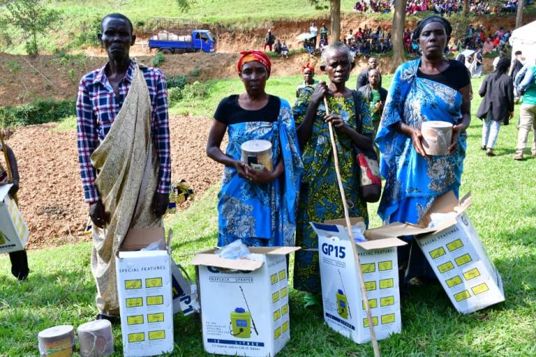 I Nyarusgane, abahawe inka banahawe ibikoresho by'ibanze byo kuzitaho