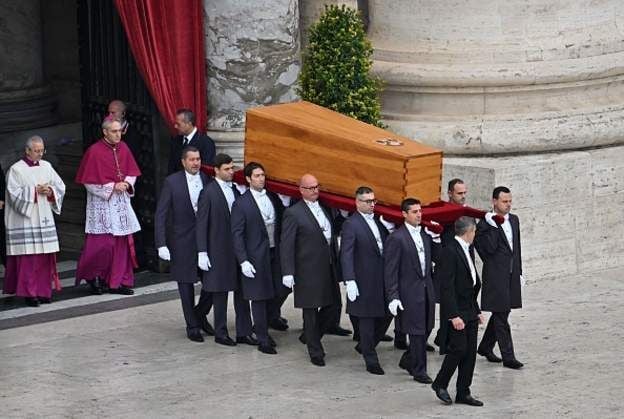 Papa Benedigito XVI yashyinguwe