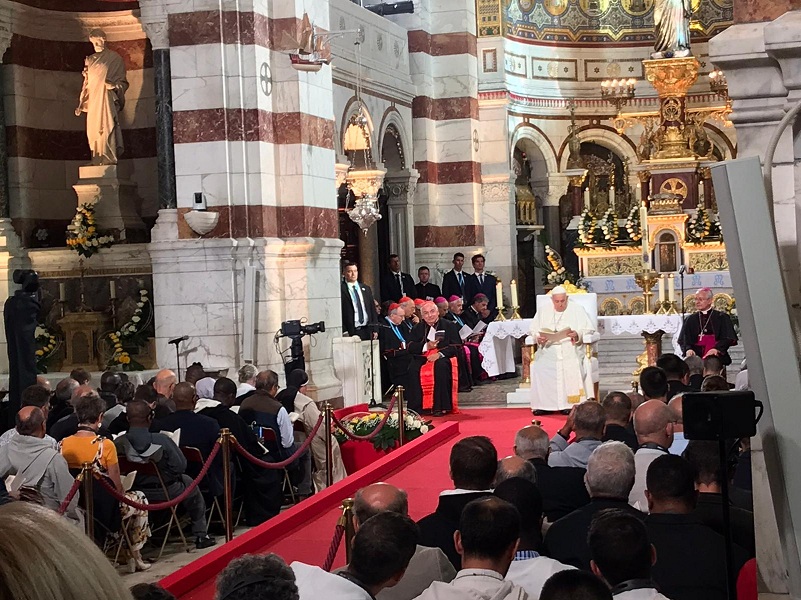 Papa Francis yifatanyije n'Abihayimana mu isengesho