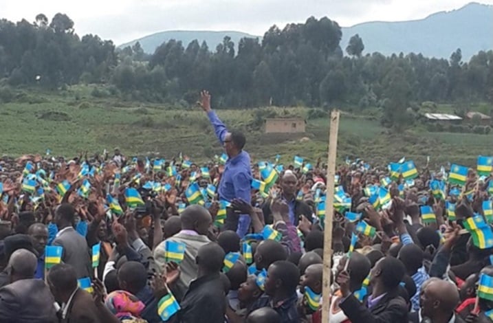 Perezida Kagame arimo arasuhuza abaturage b