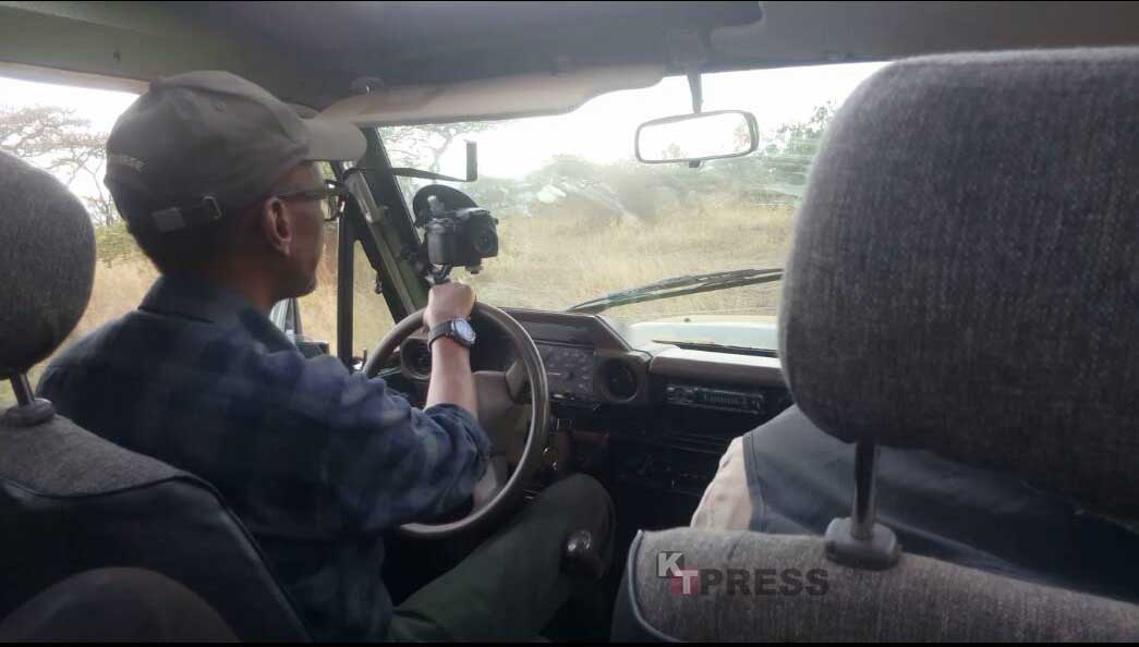 Perezida Kagame niwe wari utwaye imodoka bagendagamo